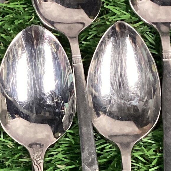 Oneida Vineland Stainless Steel Flatware Set of 8 + - Picture 11 of 13